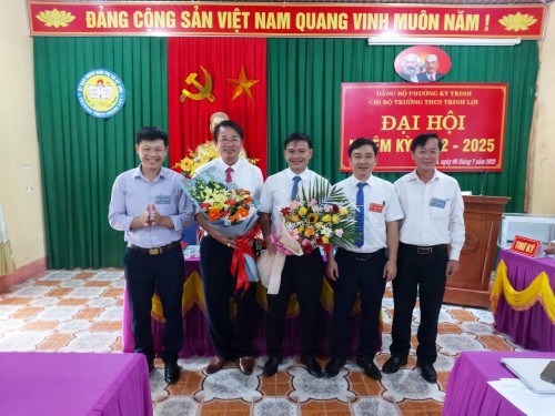 Đại biểu tặng hoa chúc mừng đại hội