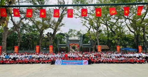 TRƯỜNG THCS TRINH LỢI TỔ CHỨC CHO HỌC SINH KHỐI 6,7,8 THAM QUAN TRẢI NGHIỆM CÁC ĐỊA CHỈ ĐỎ VỚI CHỦ...