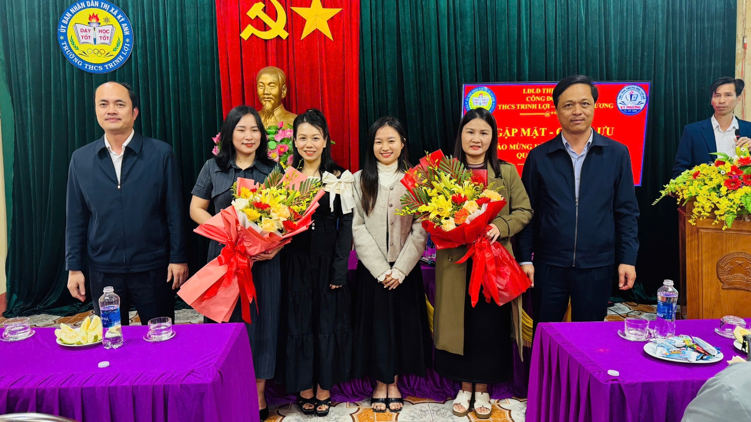 BGH hai nhà trường tặng hoa chúc mừng