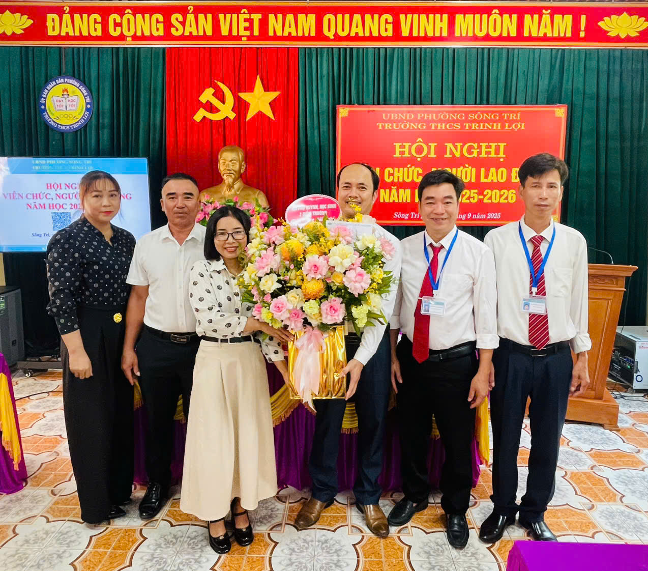 Đại biểu tặng hoa chúc mừng Hội nghị