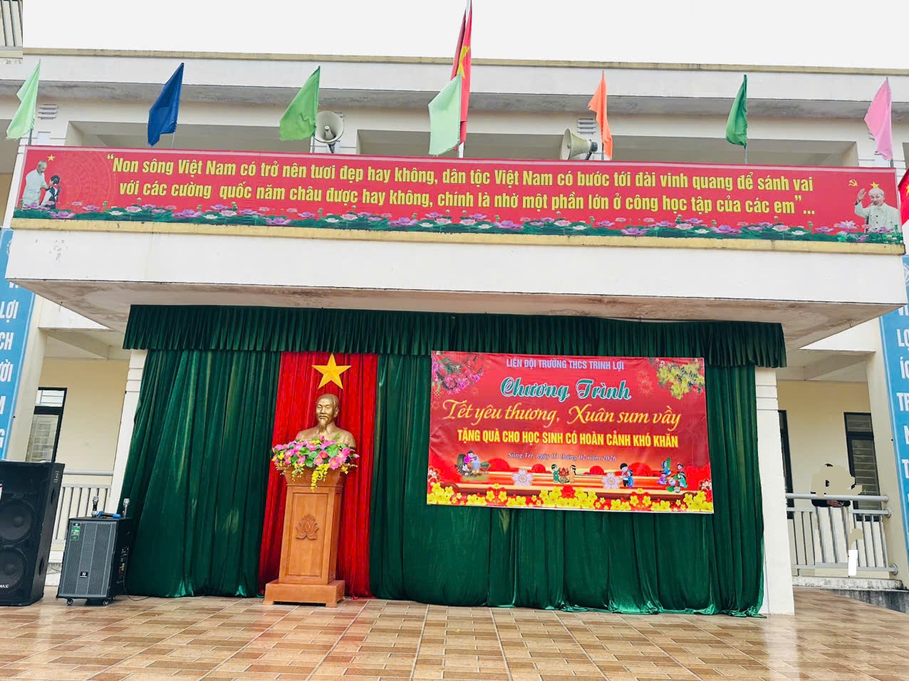 TRƯỜNG THCS TRỊNH LỢI TỔ CHỨC CHƯƠNG TRÌNH "TẾT YÊU THƯƠNG” CHO HỌC SINH CÓ HOÀN CẢNH KHÓ KHĂN