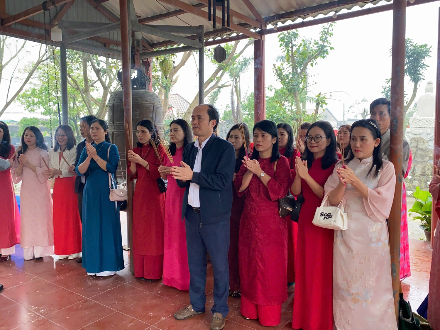 Thắp hương chùa hữu lạc